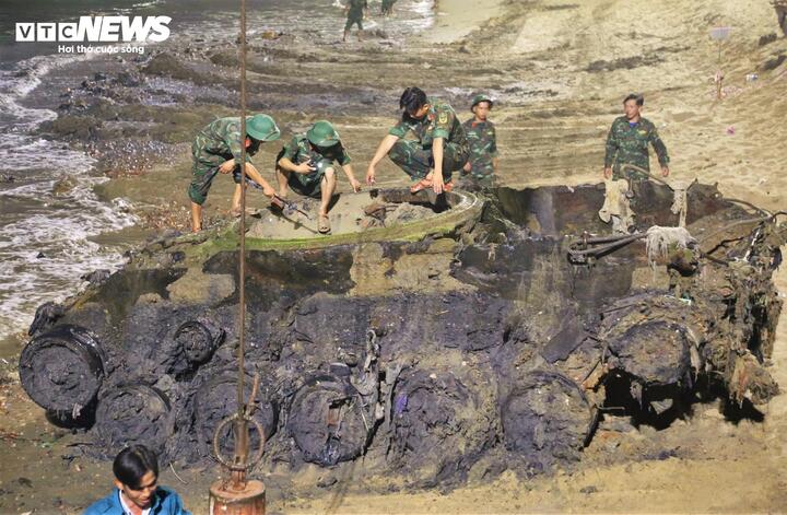 Chiếc xe này đã bị vùi lấp dưới cát, mất đi tháp pháo, phần thân bị ăn mòn nghiêm trọng bởi nước muối và phủ kín rêu xanh trong suốt hàng chục năm qua.