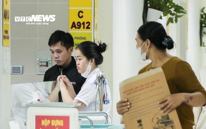 Người bệnh làm thủ tục xuất viện tại một bệnh viện của Hà Nội. (Ảnh: Như Loan)