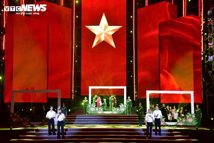 Tại Phố đi bộ Nguyễn Huệ, đông đảo người dân đến sớm để thưởng thức chương trình âm nhạc quy mô lớn trong khuôn khổ chương trình “Non sông thống nhất".