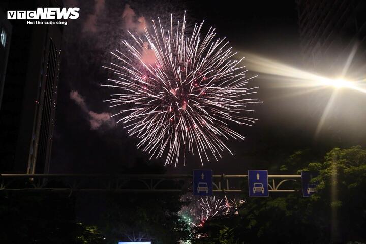 Các loạt pháo được bắn liên tục trong 15 phút, tạo nên màn trình diễn ánh sáng mãn nhãn.