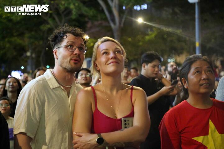 Pháo hoa rực sáng bầu trời TP.HCM tối 30/4 - 12