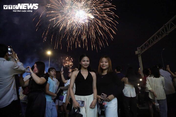 Dù nhiều lần xem pháo hoa tại TP.HCM dịp 30/4, chị Ngô Kiều My (ngụ quận 6) vẫn háo hức như lần đầu. Chị cho biết, không gì vui hơn khi được nghe tiếng pháo hoa vang lên đúng ngày giải phóng đất nước.