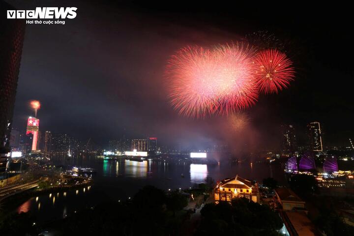 Từ khu vực trung tâm, người dân dễ dàng quan sát pháo hoa tầm cao với góc nhìn rộng và thoáng.