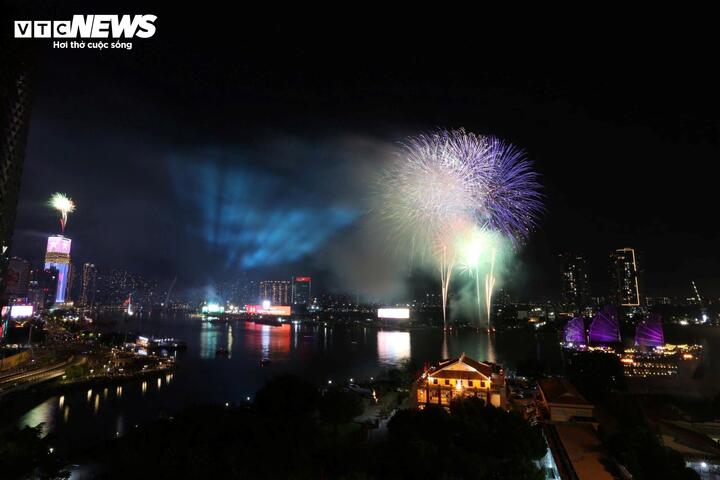 Đúng 21h ngày 30/4, pháo hoa rực sáng trên bầu trời TP.HCM trong tiếng reo hò và những tràng vỗ tay của hàng nghìn người dân.
