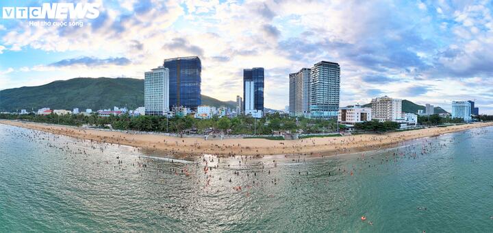 Biển Quy Nhơn (Gia Lai) nhộn nhịp với hàng ngàn du khách kéo về.