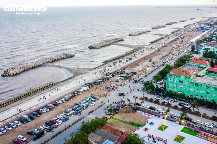Tại Ninh Bình, chỉ ít ngày sau khi chính thức khai mạc mùa du lịch biển 2026, khu du lịch biển Thịnh Long (xã Hải Thịnh) cũng đã đón hàng nghìn du khách đổ về vui chơi, tắm biển.
