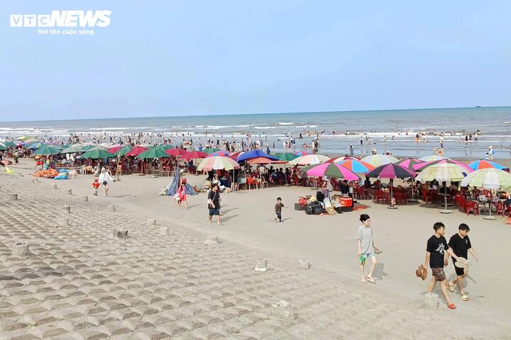 Ngay từ sáng sớm, các tuyến đường dẫn vào khu du lịch đã chật kín phương tiện, dòng xe nối dài di chuyển chậm. Khu vực bãi tắm chính trở thành “điểm nóng” khi lượng người tập trung ngày càng đông, không khí sôi động, nhộn nhịp suốt ngày.