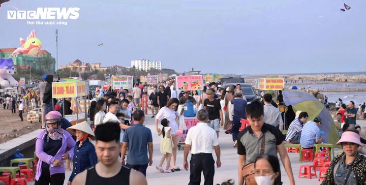Lượng khách tăng đột biến khiến nhiều dịch vụ ăn uống, lưu trú ven biển hoạt động hết công suất. Nhiều nhà hàng, quán ăn trong tình trạng kín chỗ.