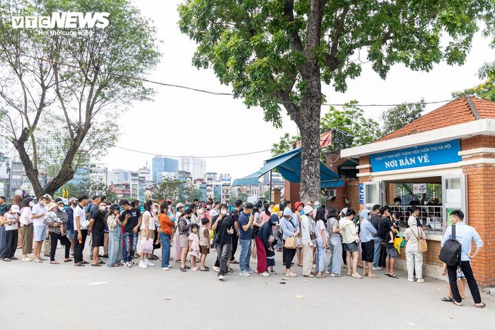 Ngay từ sáng 1/5, tại Công viên Thủ Lệ, dòng người xếp hàng dài chờ mua vé vào tham quan.