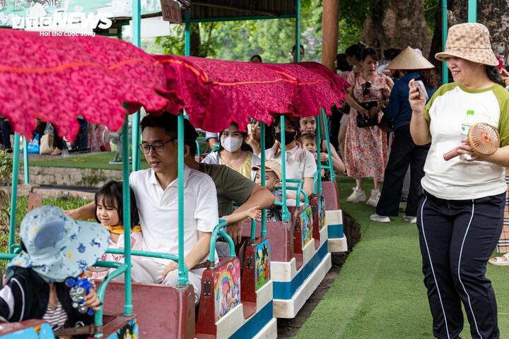 Biển người đổ về trung tâm thương mại, khu vui chơi Hà Nội dịp lễ 30/4 - 1/5 - 13