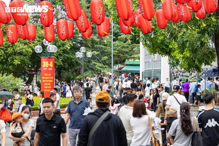 Sáng ngày thứ hai của kỳ nghỉ lễ 30/4 - 1/5, các công viên, vườn thú và trung tâm thương mại Hà Nội đón lượng lớn người dân, du khách đến tham quan, vui chơi.