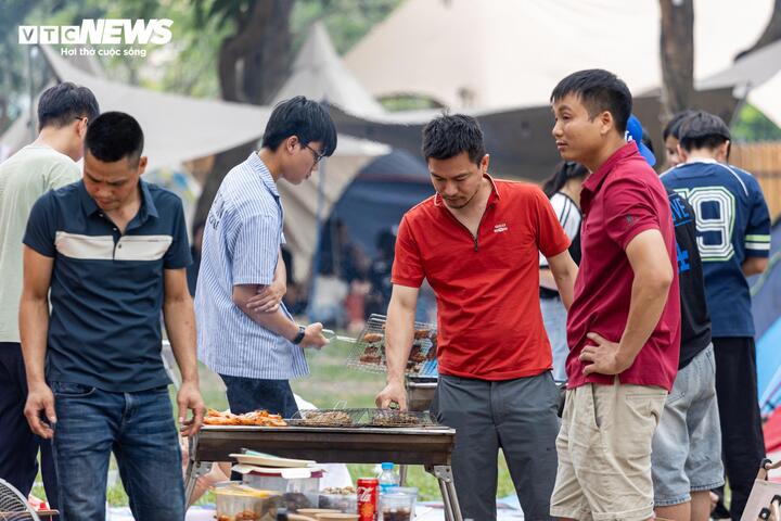 Biển người đổ về trung tâm thương mại, khu vui chơi Hà Nội dịp lễ 30/4 - 1/5 - 17