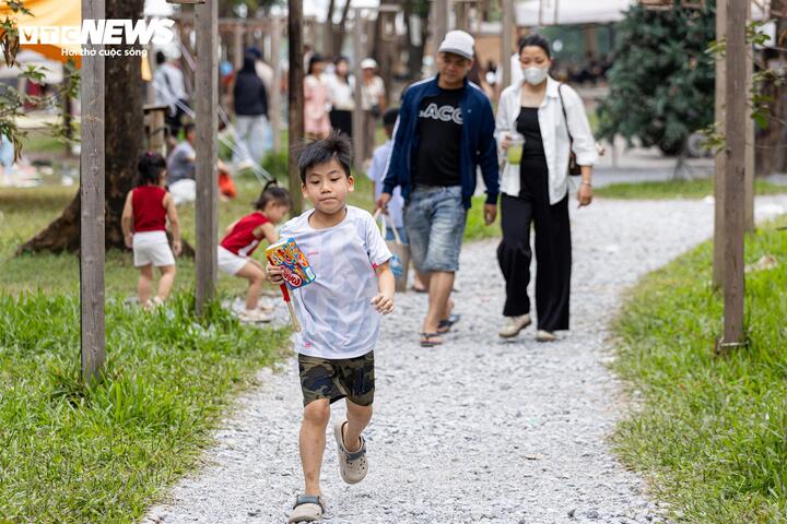 Đến đầu giờ chiều, Công viên Yên Sở duy trì không khí nhộn nhịp, các hoạt động vui chơi diễn ra sôi động.