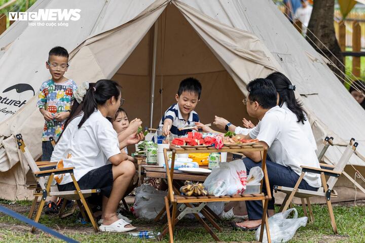 Biển người đổ về trung tâm thương mại, khu vui chơi Hà Nội dịp lễ 30/4 - 1/5 - 16