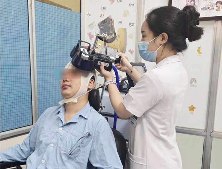 Nam bệnh nhân 32 tuổi được điều trị kích thích từ trường xuyên sọ