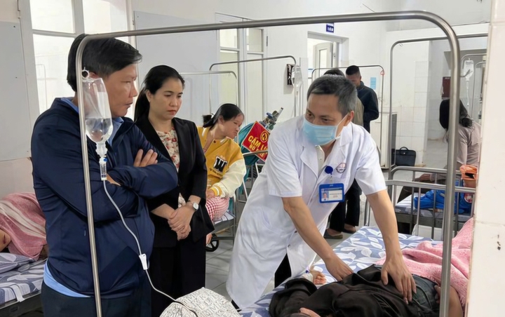 Các bệnh nhân nghi bị ngộ độc đang được thăm khám tại Bệnh viện Đa khoa khu vực Hướng Hóa (Quảng Trị). (Ảnh: Hưng Thơ)