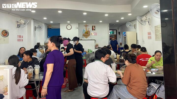 Nhiều quán ăn ở TP.HCM đông đúc khách trong kỳ nghỉ lễ 30/4, 1/5. (Ảnh: Đại Việt)