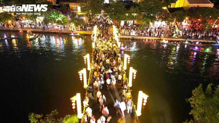 Cầu An Hội nối đôi bờ sông Hoài ken đặc du khách.