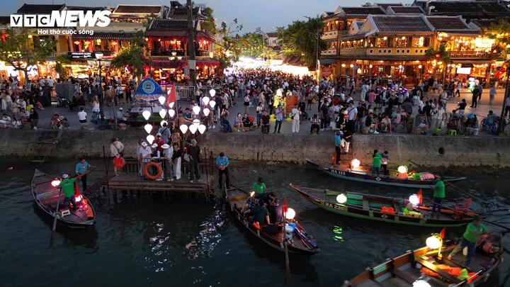 Phố cổ về đêm càng trở nên nhộn nhịp với nhiều hoạt động văn hóa, du lịch hấp dẫn.
