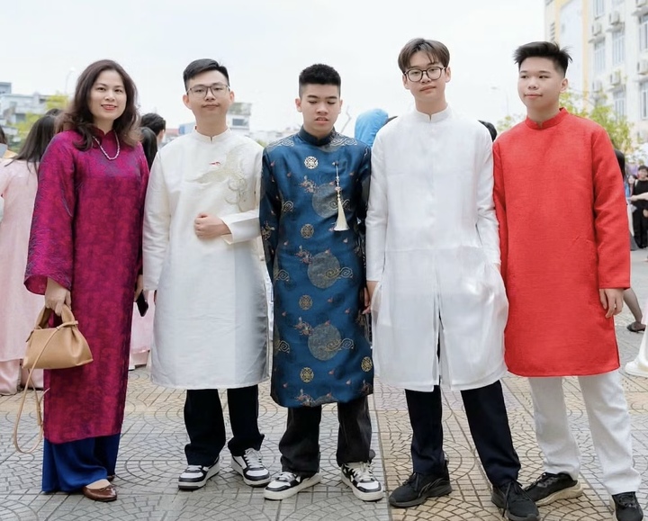 Hữu Bình (ngoài cùng bên phải) rạng rỡ chụp ảnh lưu niệm cùng bạn bè và cô giáo chủ nhiệm.