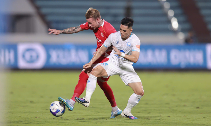 Nam Định (áo trắng) thắng CA TP.HCM 2-0.