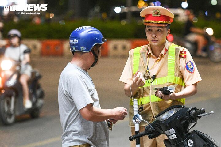 CSGT Hà Nội kiểm tra nồng độ cồn của tài xế.