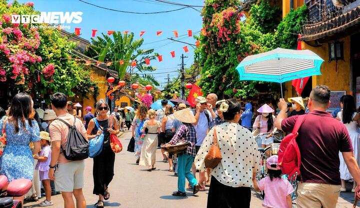 Từ khoảng 15h đến tối muộn, dòng người đổ về các tuyến phố đi bộ càng tăng cao. Nhiều đoạn, du khách chen chúc và phải nhích từng cm.