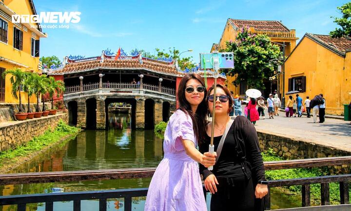 Khu vực Chùa Cầu vẫn là địa điểm tập trung đông đúc nhất. Phía dưới chân cầu, nhiều người xếp hàng chờ đợi để chụp hình lưu niệm với di tích được xem là biểu tượng của phố cổ Hội An.