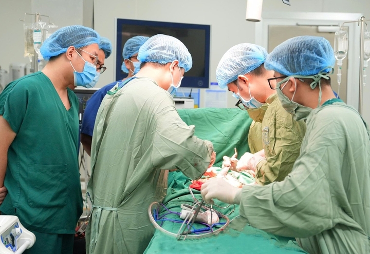 Các bác sỹ xử trí cho nữ bệnh nhân. (Ảnh: BVCC)