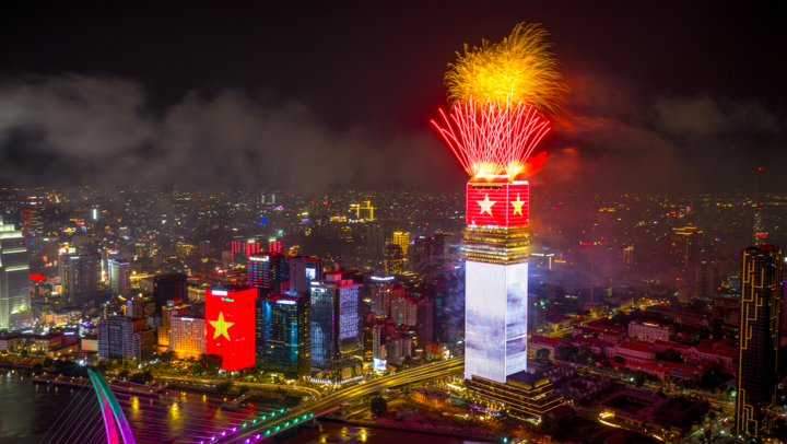 Saigon Marina IFC tỏa sáng rực rỡ như một “ngon hải đăng” giữa dòng chảy của di sản bên sông Sài Gòn.