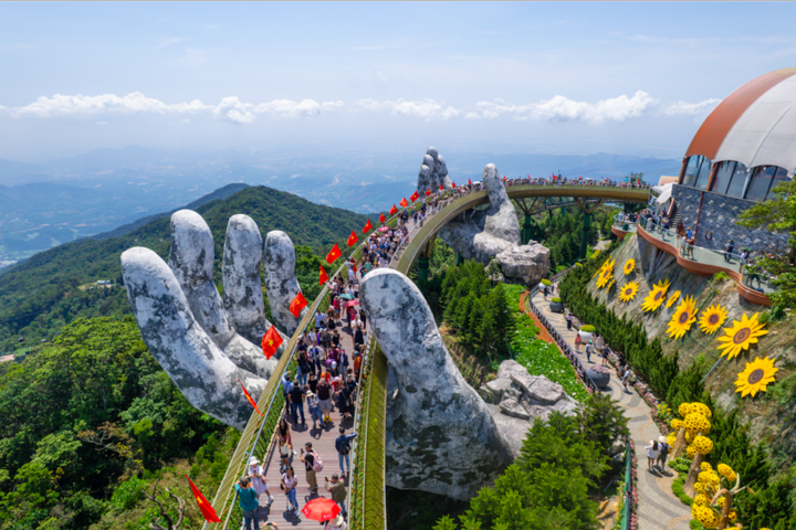 Cầu Vàng (Bà Nà) đỏ rực sắc cờ đỏ sao vàng.