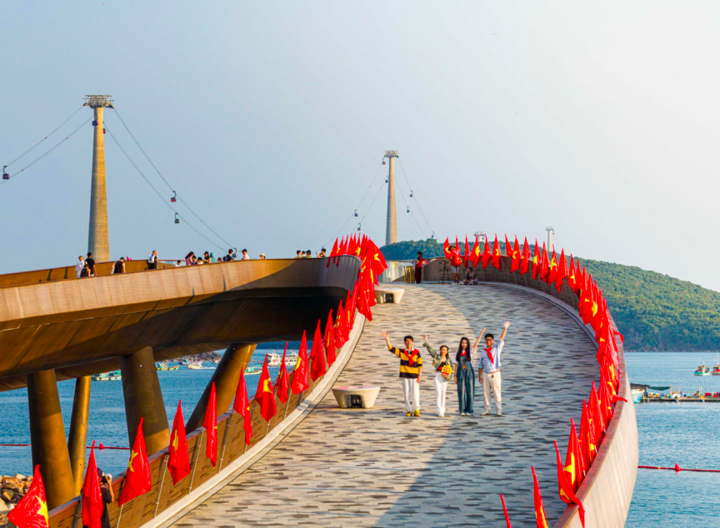 Cầu Hôn (Phú Quốc) tạo thành đại lộ tự hào với hàng trăm lá cờ.