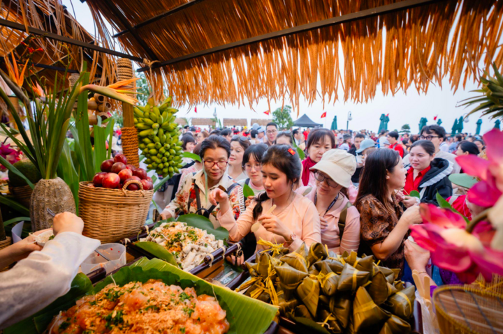 Chợ lá tại núi Bà Đen.