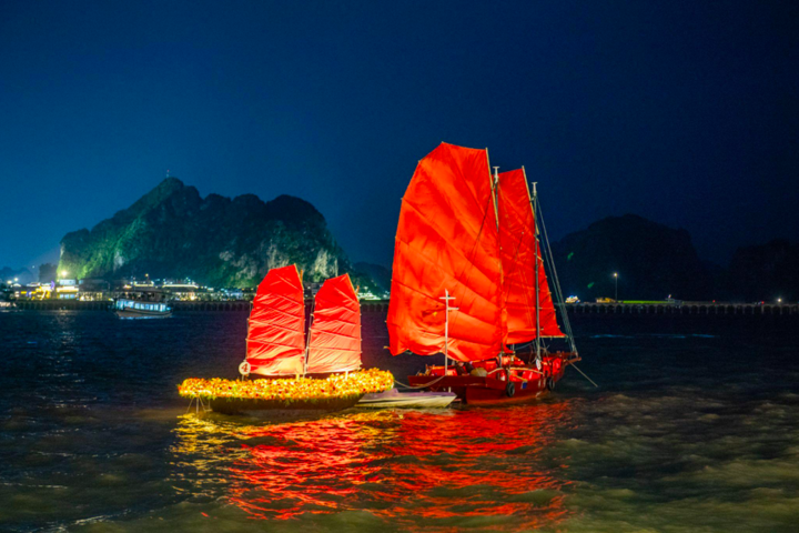 Màn thủy diễn thuyền buồm đỏ tại Bãi Cháy.