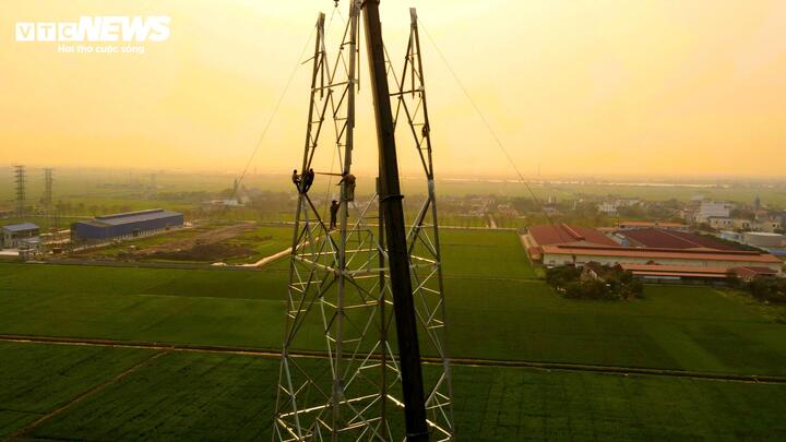 Tại công trường lắp dựng cột điện 110kV ở Ninh Bình, những ngày này công nhân vẫn miệt mài làm việc trên cao suốt nhiều giờ liền.
