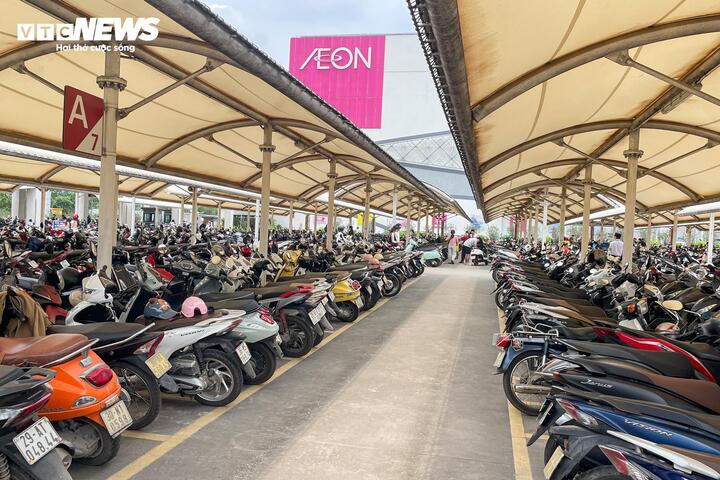 Trong khi đó, AEON Mall Long Biên ghi nhận lượng lớn người dân đổ về từ buổi trưa.