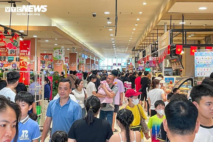 Biển người đổ về trung tâm thương mại, khu vui chơi Hà Nội dịp lễ 30/4 - 1/5 - 21