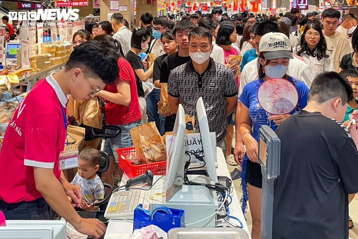 Biển người đổ về trung tâm thương mại, khu vui chơi Hà Nội dịp lễ 30/4 - 1/5 - 22