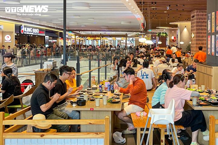 Các nhà hàng tại AEON Mall Long Biên gần như kín chỗ, khó tìm bàn trống.