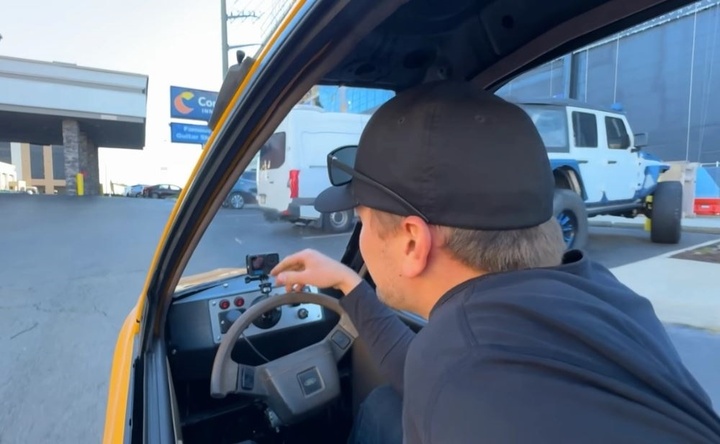 Vô lăng xe hình bán nguyệt.