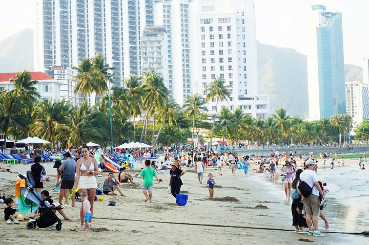 Biển Nha Trang sôi nổi với nhiều du khách trong và ngoài nước.