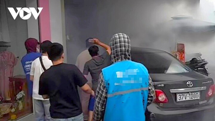 Xe ô tô bốc khói, ngườ dân đập kính cứu tài xế.