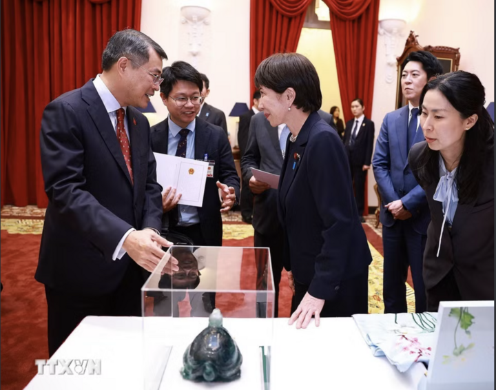 Thủ tướng Lê Minh Hưng tặng quà lưu niệm là sản phẩm truyền thống của Việt Nam cho Thủ tướng Nhật Bản Takaichi Sanae. (Ảnh: Dương Giang/TTXVN)