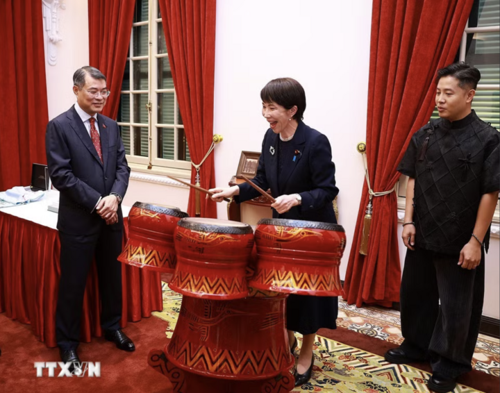 Thủ tướng Nhật Bản Takaichi Sanae trải nghiệm đánh trống - sản phẩm âm nhạc truyền thống của Việt Nam. (Ảnh: Dương Giang/TTXVN)