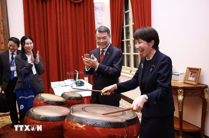 Thủ tướng Nhật Bản Takaichi Sanae trải nghiệm đánh trống - sản phẩm âm nhạc truyền thống của Việt Nam. (Ảnh: Dương Giang/TTXVN)
