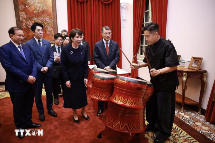 Thủ tướng Nhật Bản Takaichi Sanae xem nghệ sỹ đánh trống truyền thống của Việt Nam. (Ảnh: Dương Giang/TTXVN)