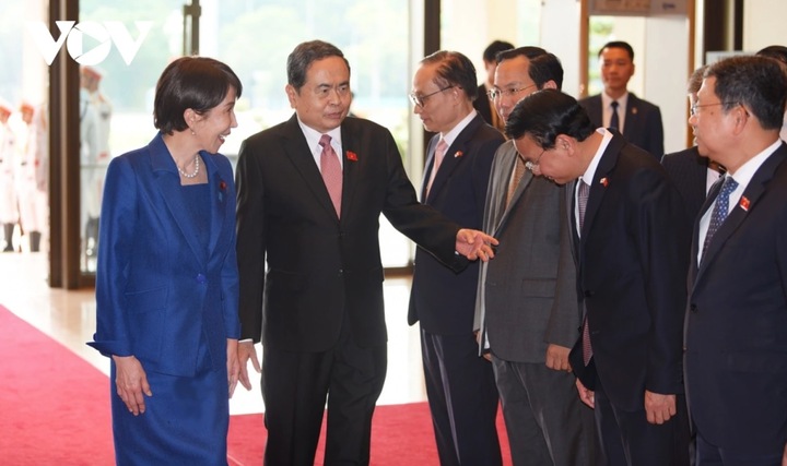 Chủ tịch Quốc hội Trần Thanh Mẫn giới thiệu với Thủ tướng Nhật Bản Takaichi Sanae các thành viên trong đoàn đại biểu Việt Nam.