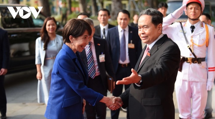 Chủ tịch Quốc hội Trần Thanh Mẫn đón Thủ tướng Nhật Bản Takaichi Sanae tại Nhà Quốc hội. (Ảnh: Trọng Phú)