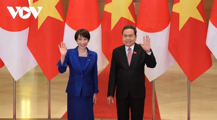 Chủ tịch Quốc hội Trần Thanh Mẫn và Thủ tướng Nhật Bản Takaichi Sanae chụp ảnh chung trước khi bước vào cuộc hội kiến.