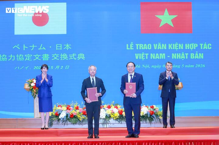 Hai Thủ tướng chứng kiến trao bản ghi nhớ hợp tác về tăng trưởng các-bon thấp giữa Chính phủ Việt Nam và Chính phủ Nhật Bản thực hiện cơ chế tín chỉ chung (JCM).